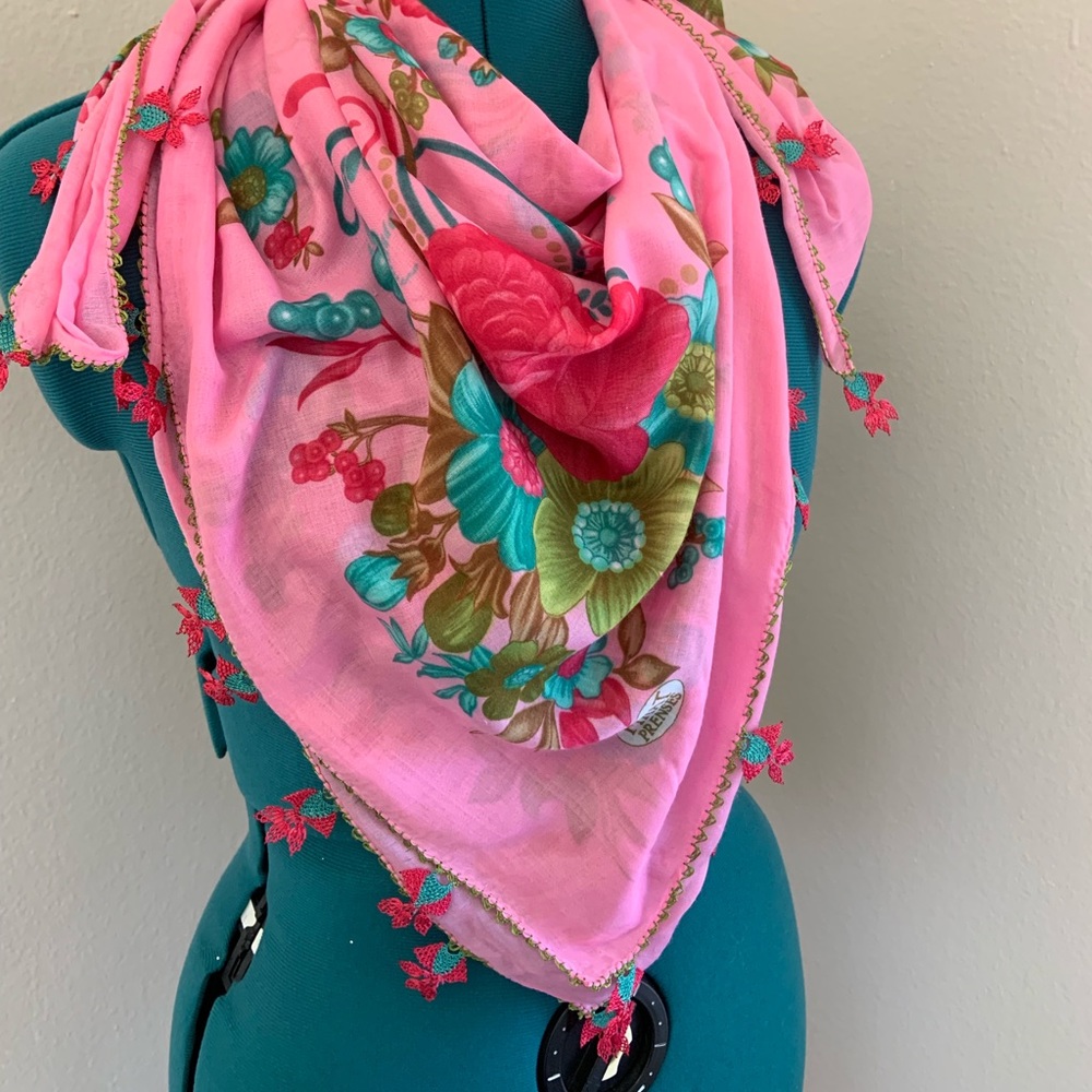 Exotic handmade scarf